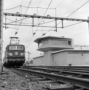 154697 Afbeelding van het seinhuis bij het N.S.-station Amersfoort te Amersfoort met links de electrische locomotief ...